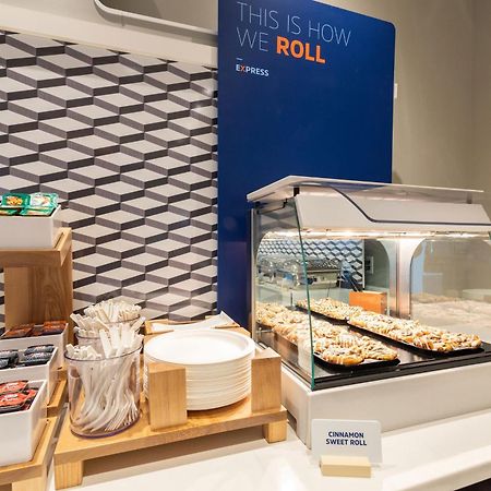 Holiday Inn Express Calgary South By Ihg Bagian luar foto
