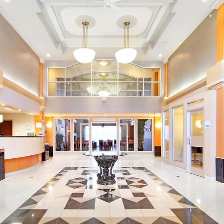 Holiday Inn Express Calgary South By Ihg Bagian luar foto