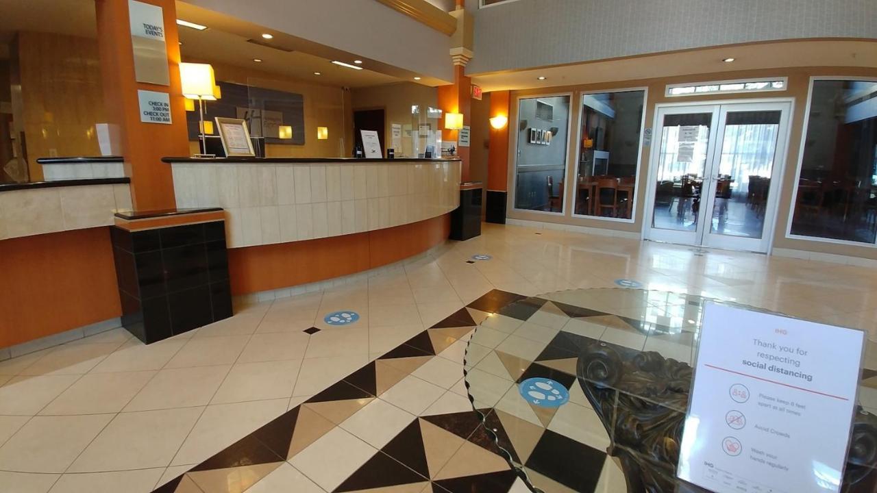 Holiday Inn Express Calgary South By Ihg Bagian luar foto