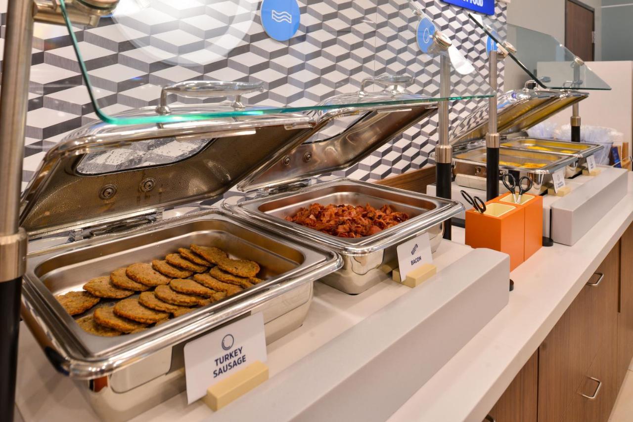 Holiday Inn Express Calgary South By Ihg Bagian luar foto