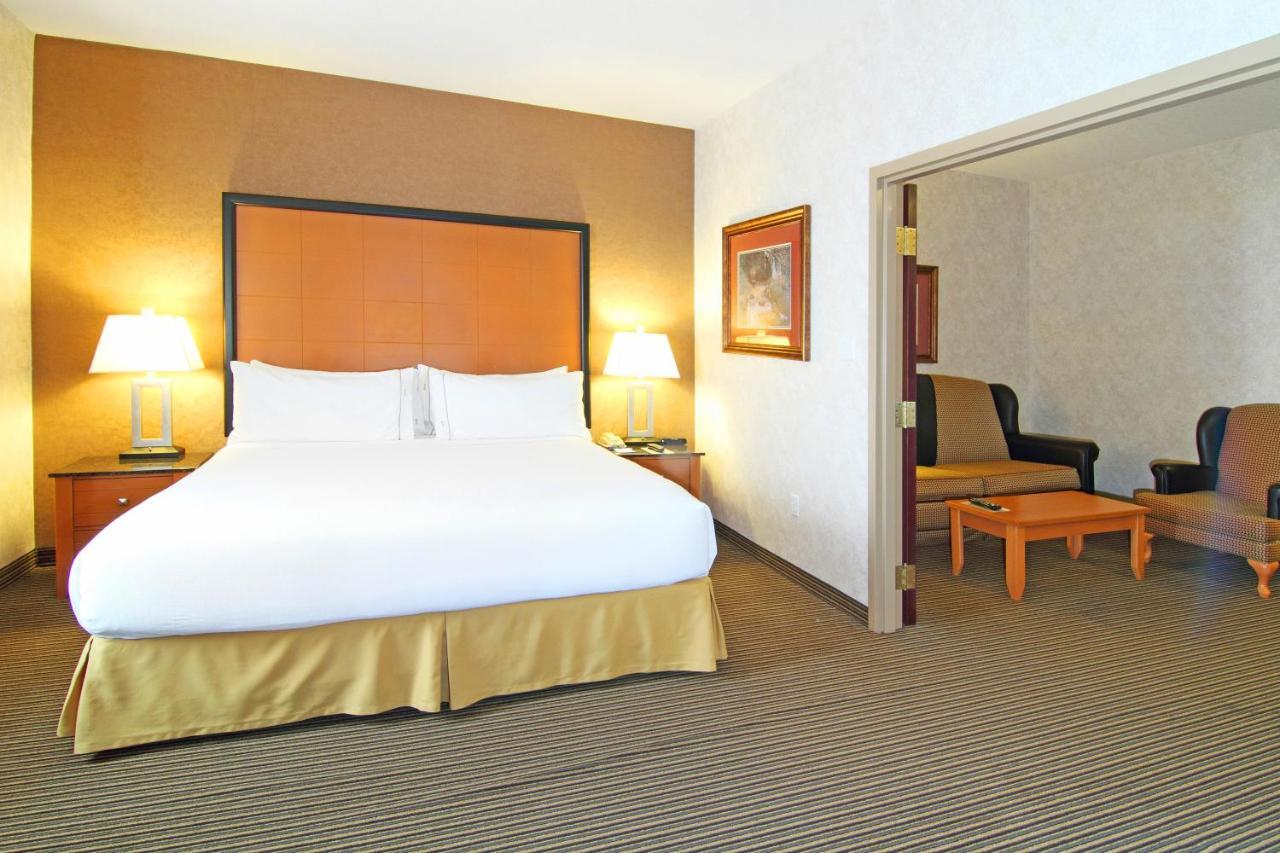 Holiday Inn Express Calgary South By Ihg Bagian luar foto