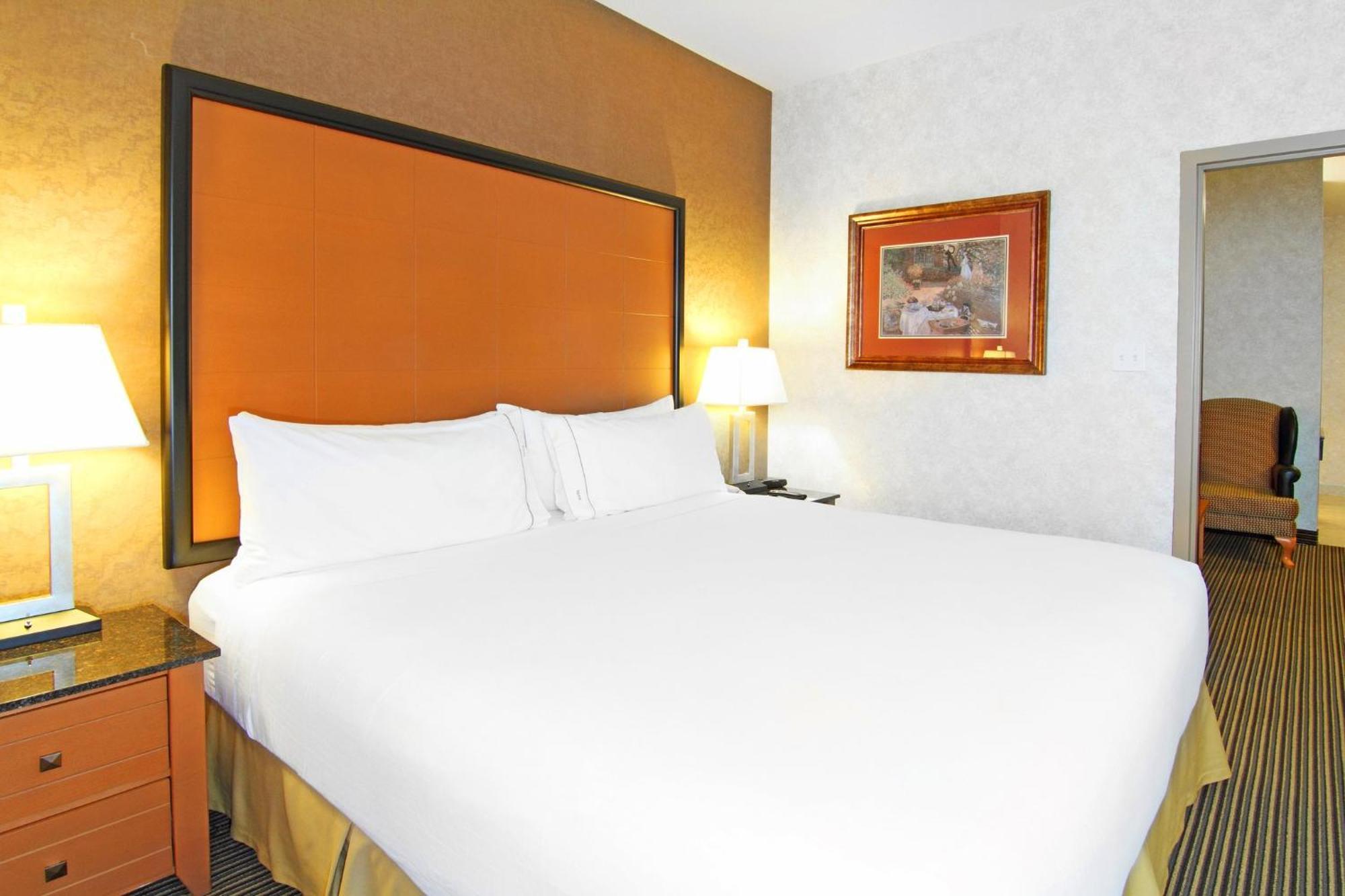 Holiday Inn Express Calgary South By Ihg Bagian luar foto