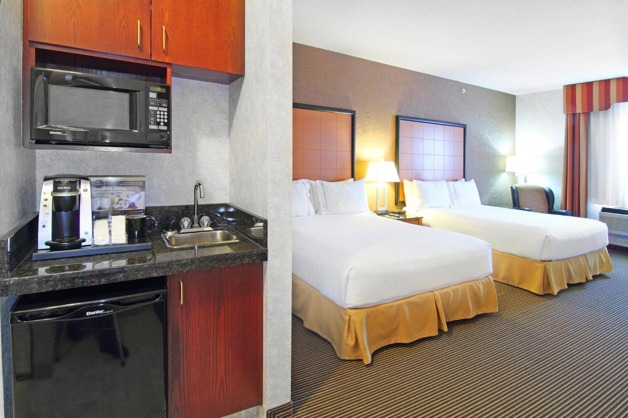 Holiday Inn Express Calgary South By Ihg Bagian luar foto
