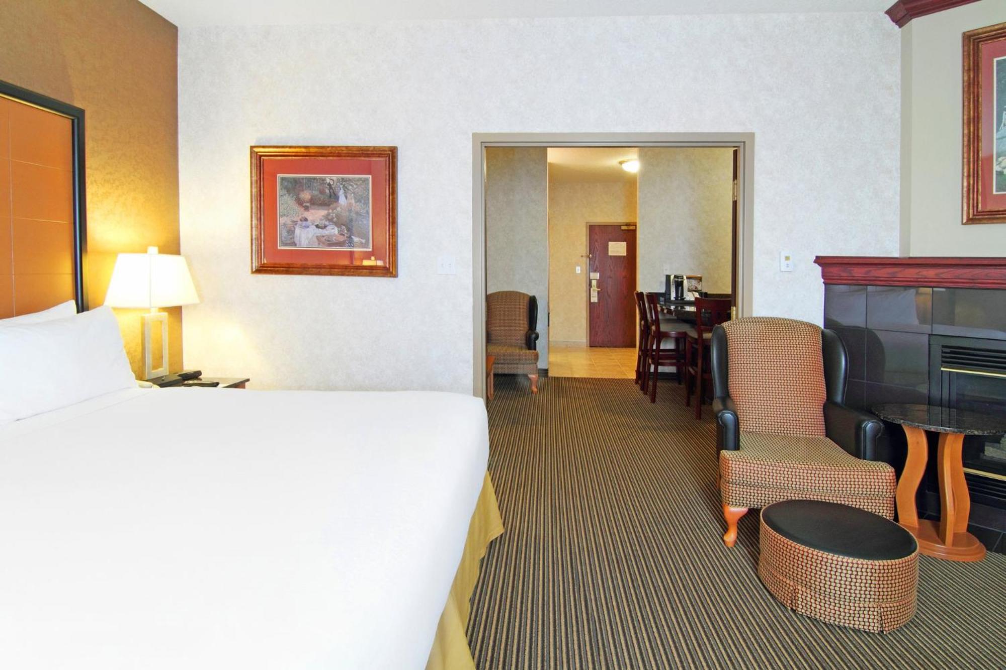 Holiday Inn Express Calgary South By Ihg Bagian luar foto