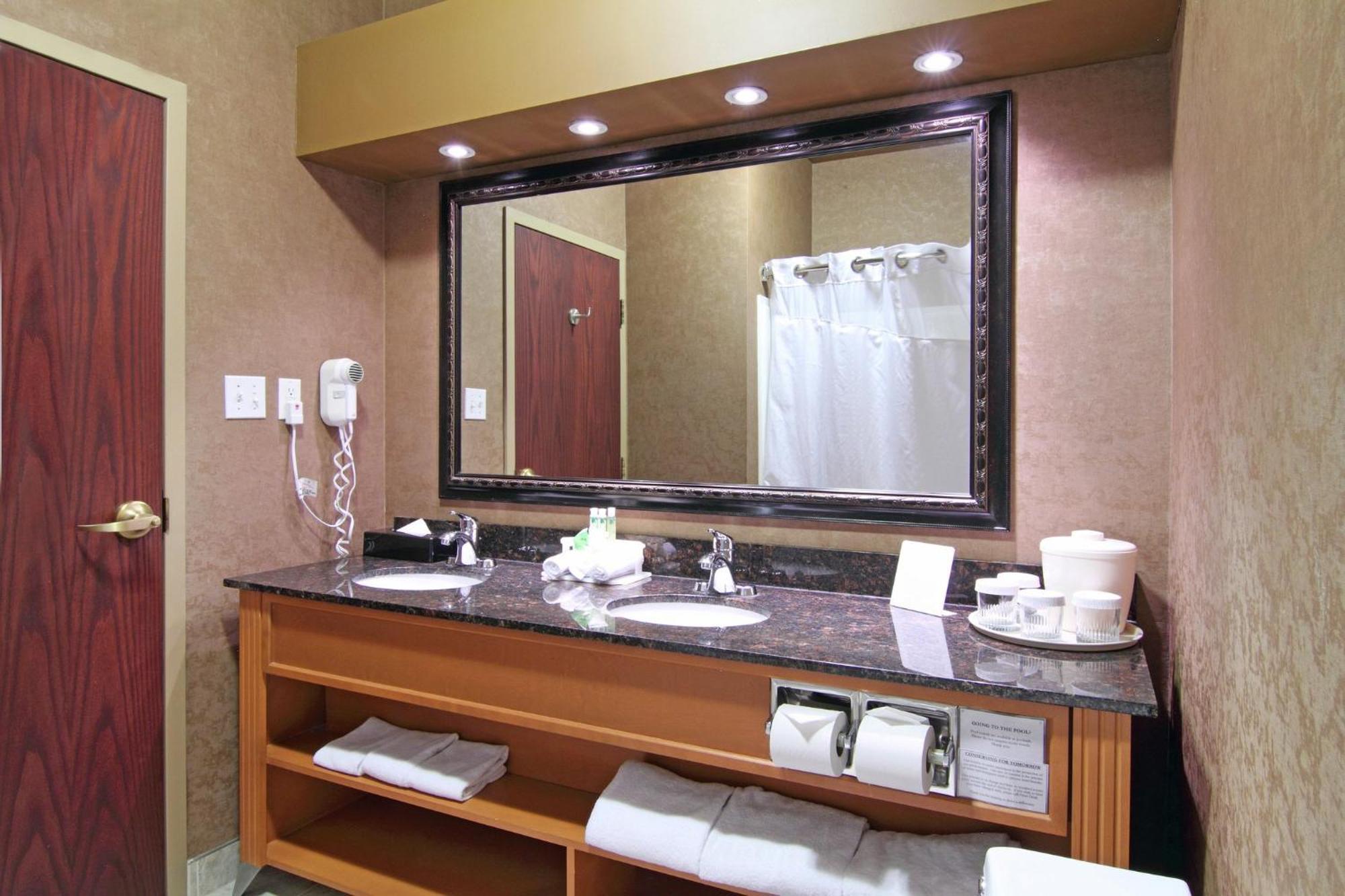 Holiday Inn Express Calgary South By Ihg Bagian luar foto