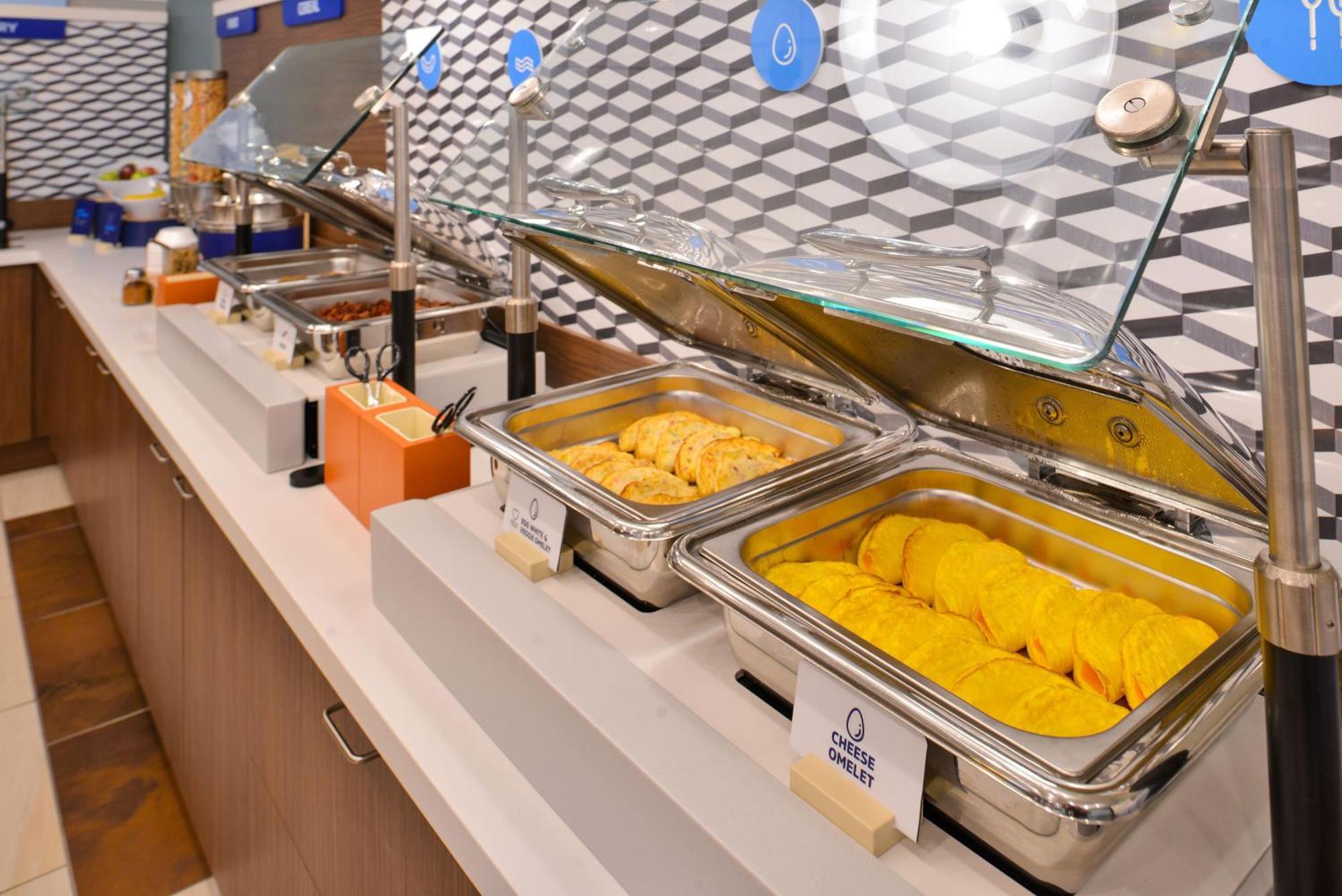 Holiday Inn Express Calgary South By Ihg Bagian luar foto