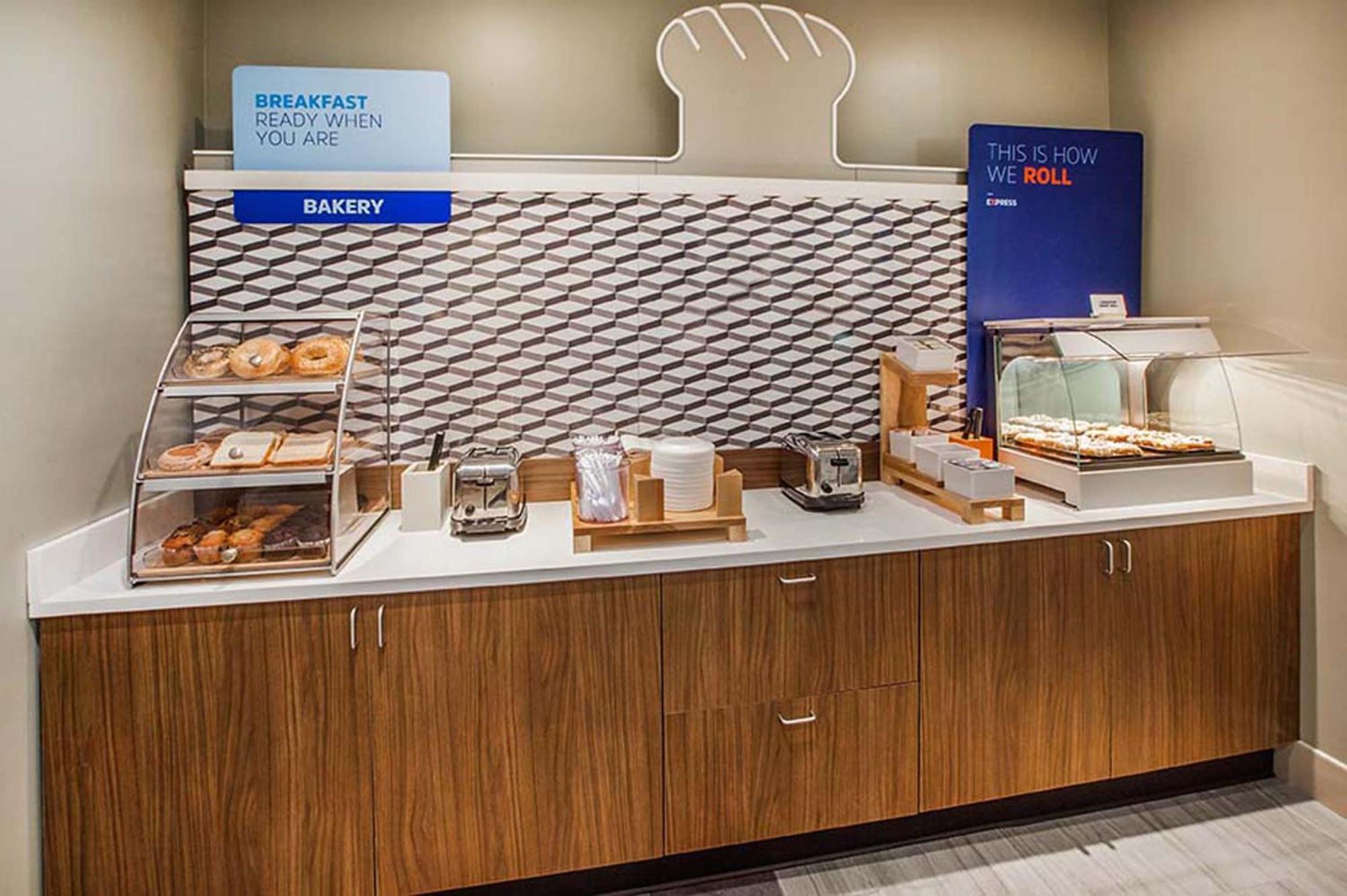 Holiday Inn Express Calgary South By Ihg Bagian luar foto