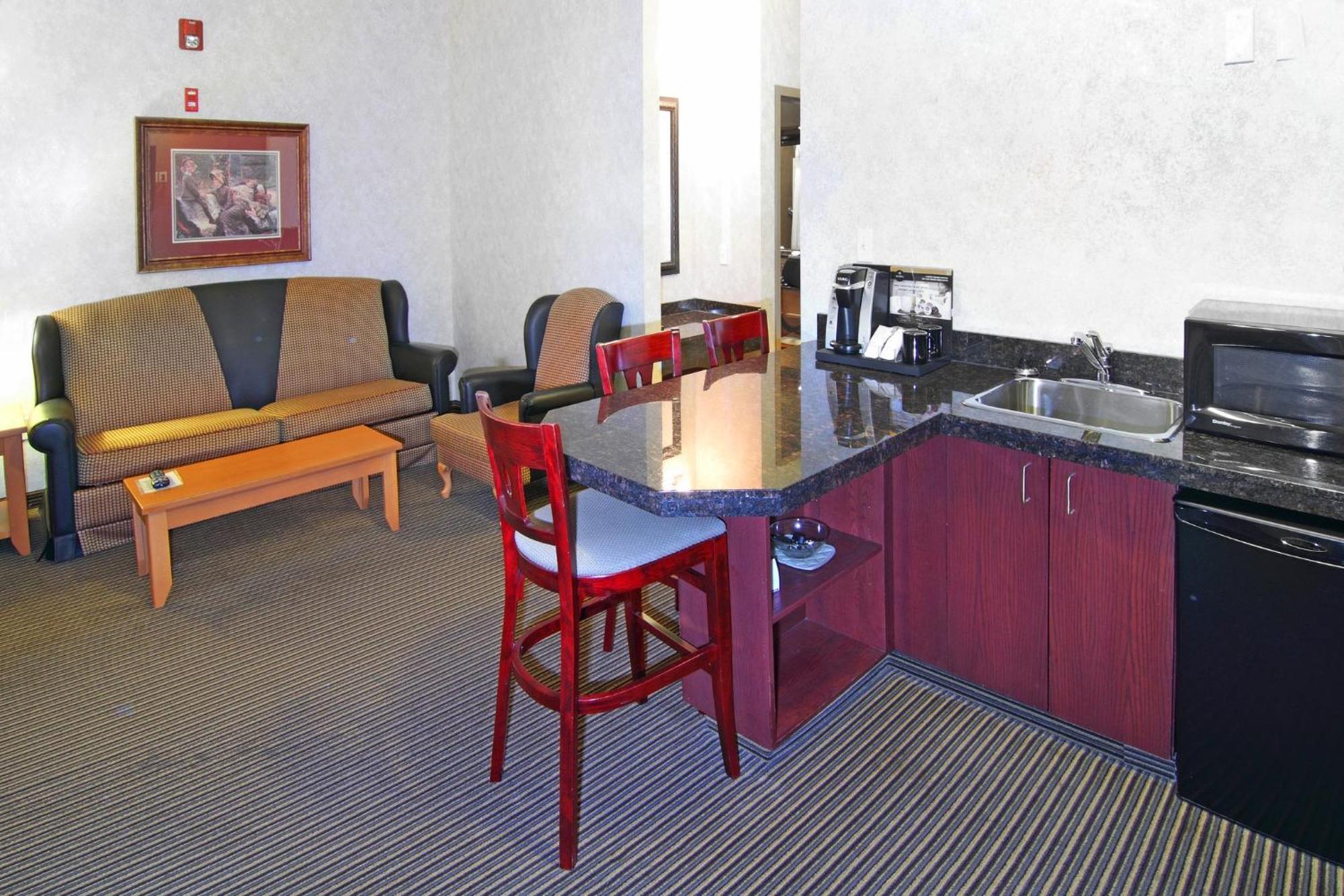 Holiday Inn Express Calgary South By Ihg Bagian luar foto