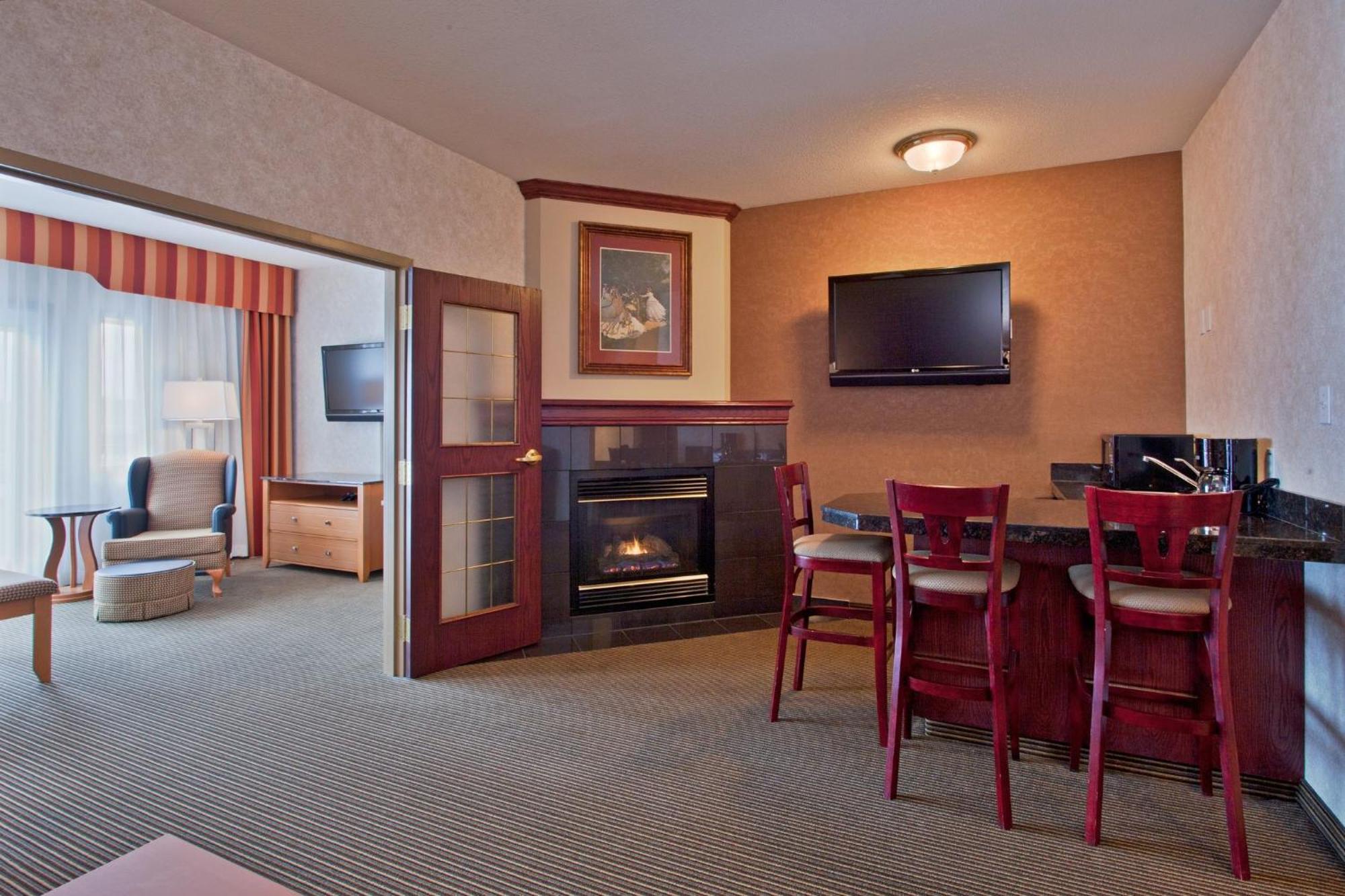 Holiday Inn Express Calgary South By Ihg Bagian luar foto