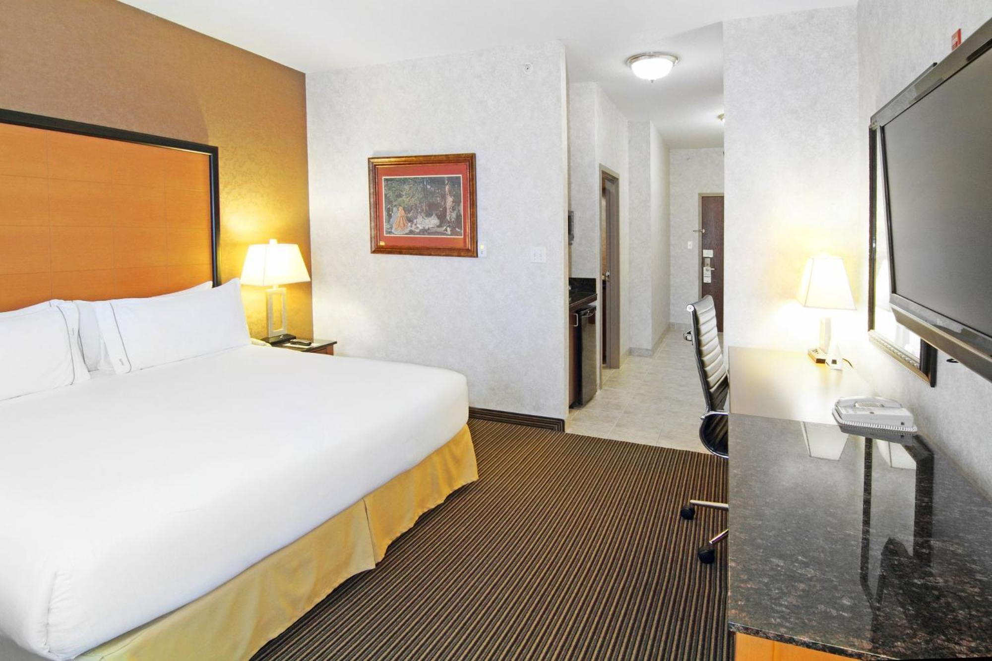 Holiday Inn Express Calgary South By Ihg Bagian luar foto