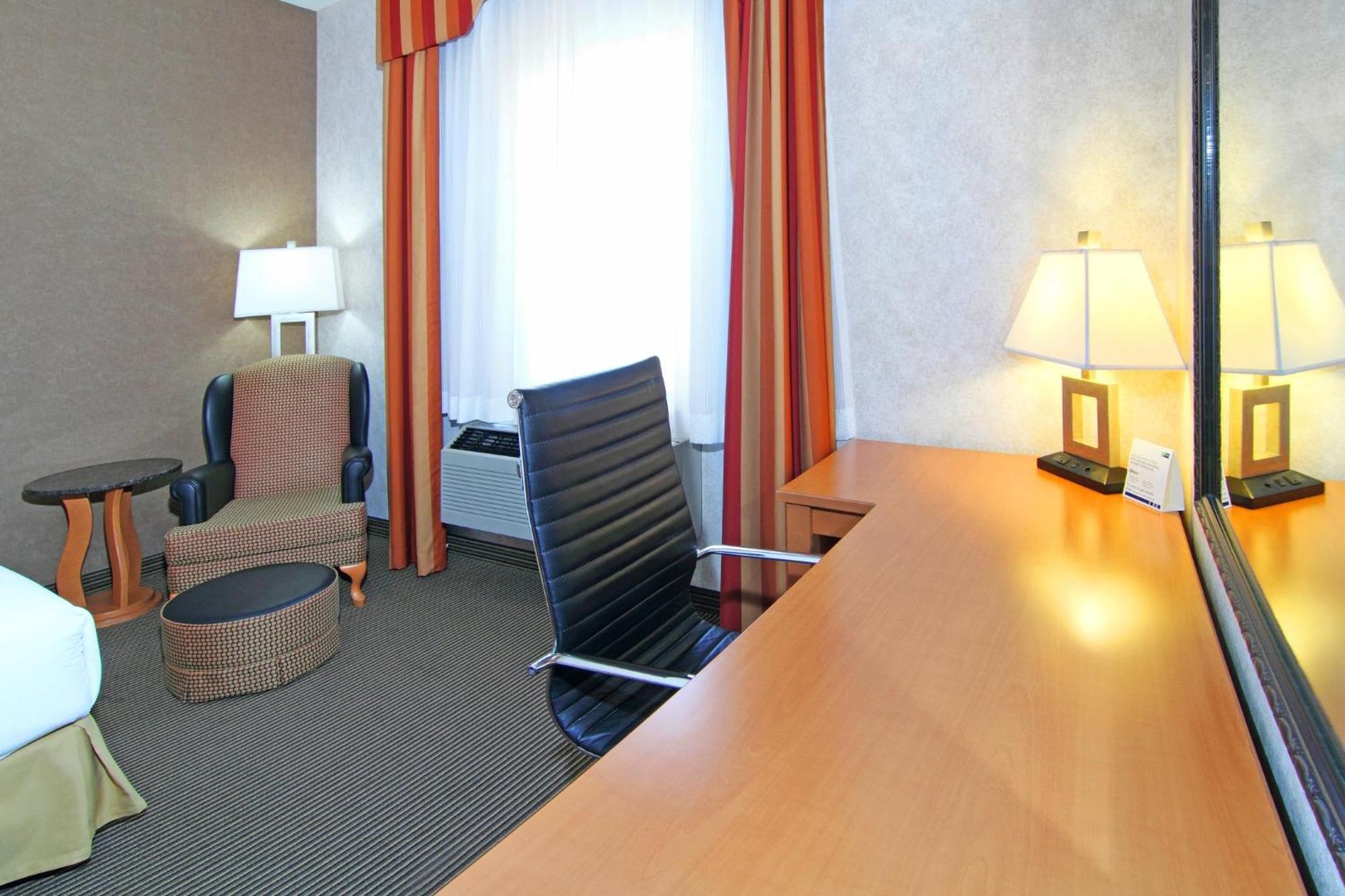Holiday Inn Express Calgary South By Ihg Bagian luar foto