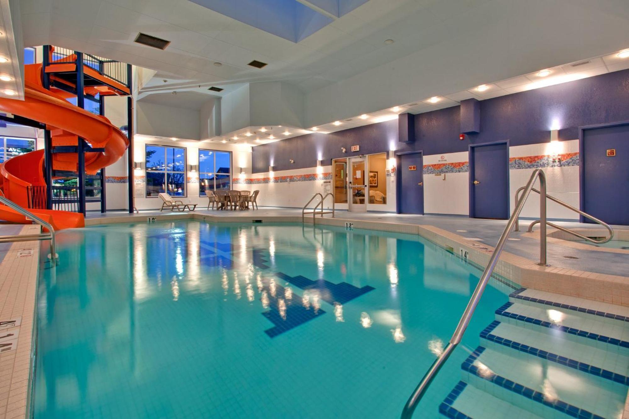 Holiday Inn Express Calgary South By Ihg Bagian luar foto