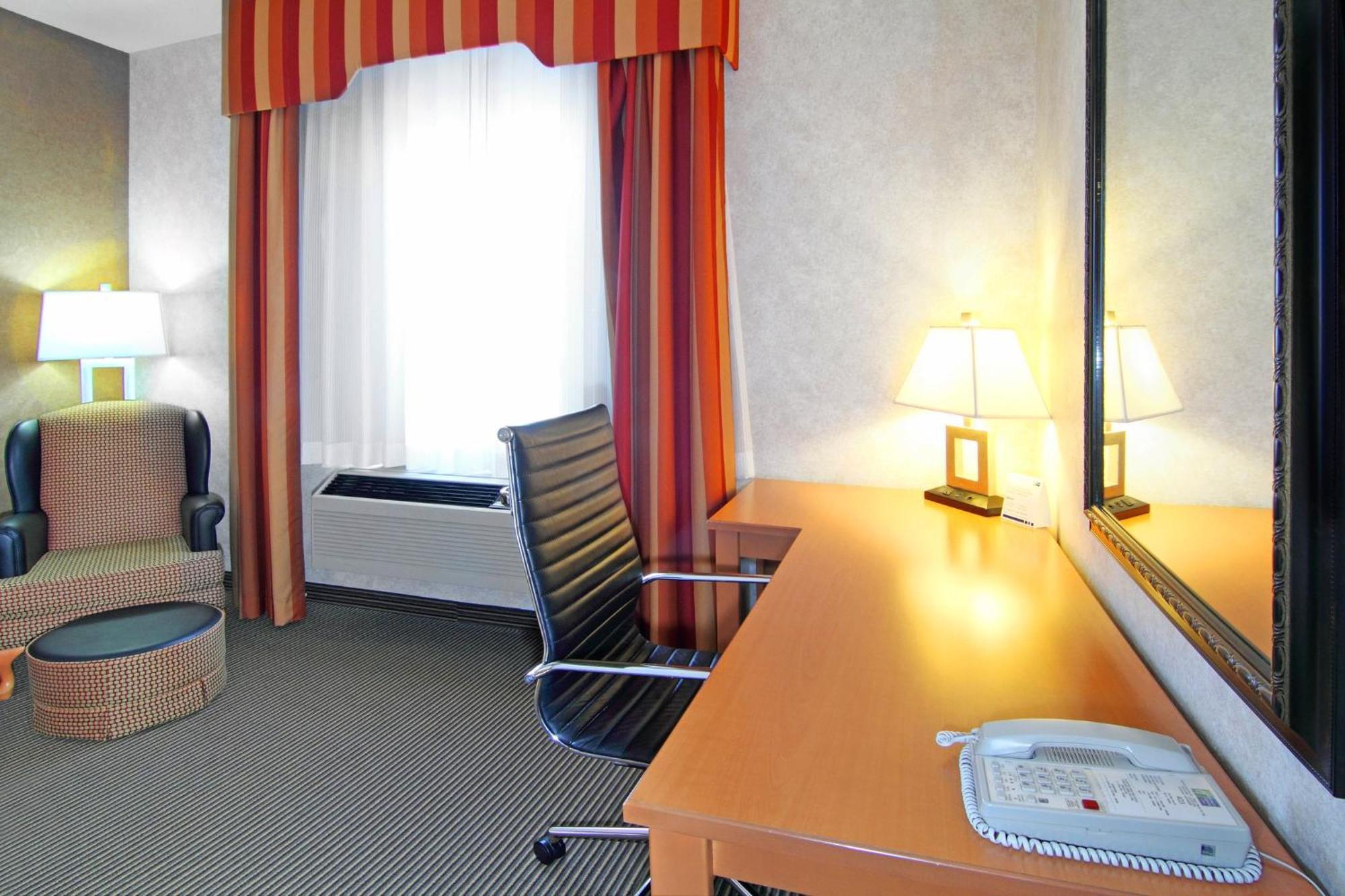 Holiday Inn Express Calgary South By Ihg Bagian luar foto