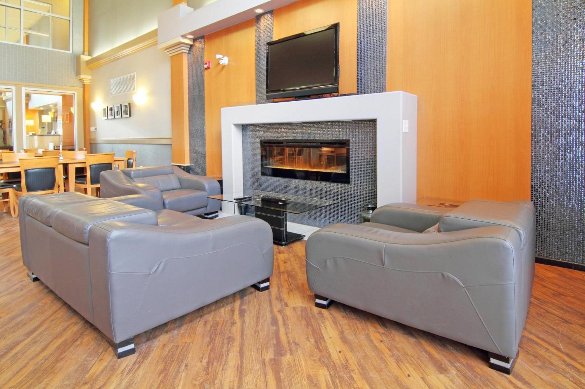 Holiday Inn Express Calgary South By Ihg Bagian luar foto