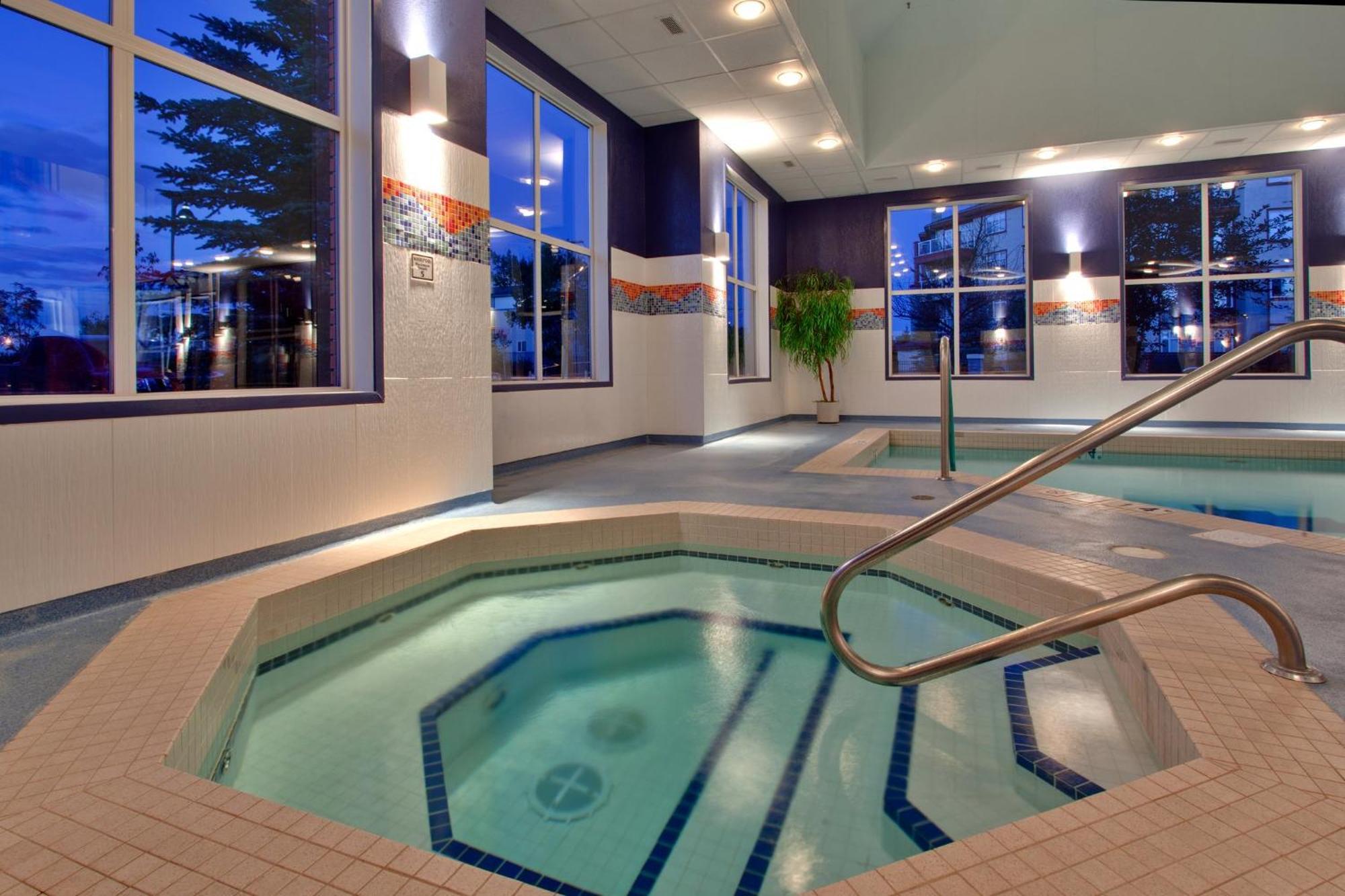 Holiday Inn Express Calgary South By Ihg Bagian luar foto