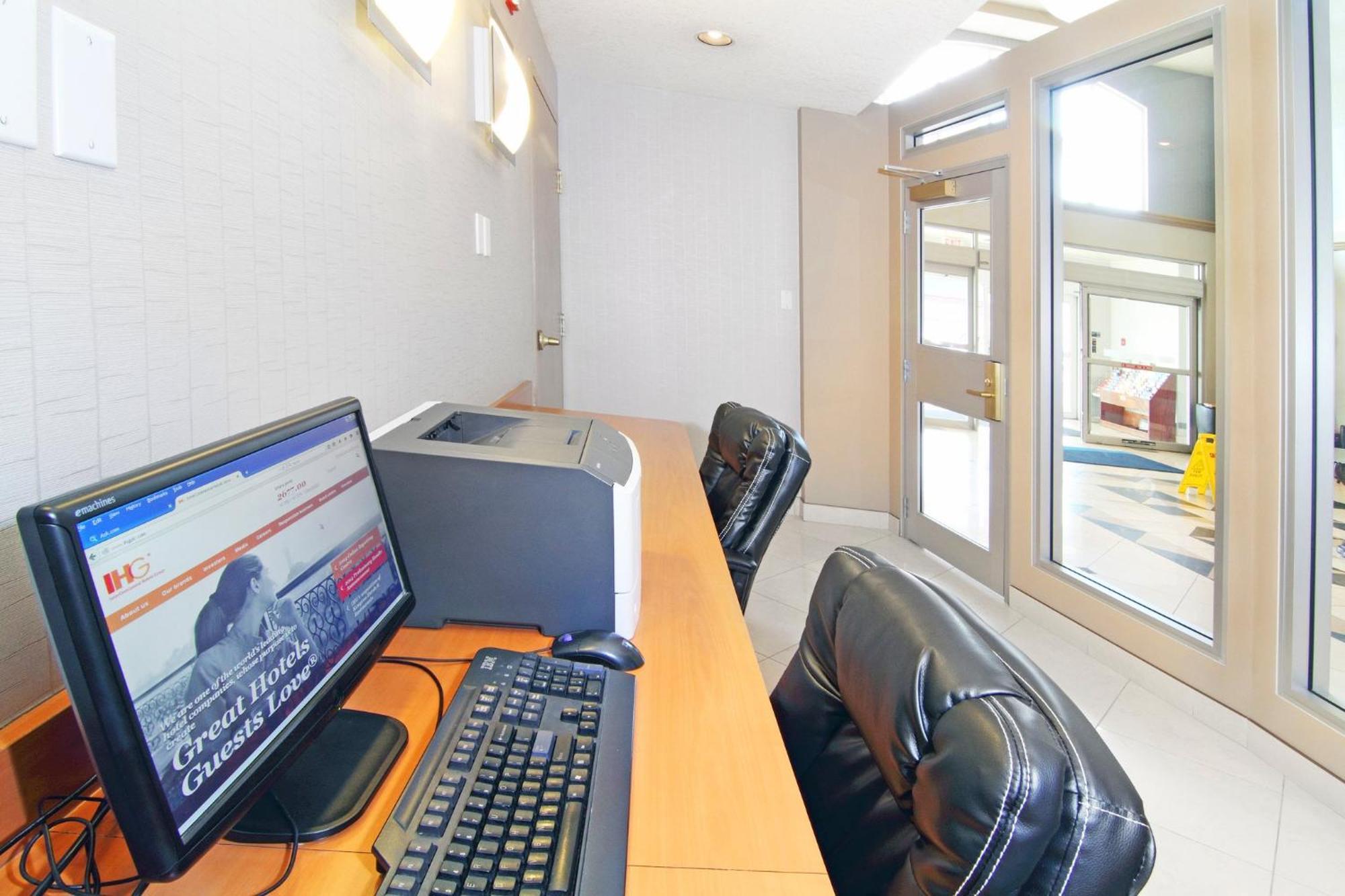 Holiday Inn Express Calgary South By Ihg Bagian luar foto