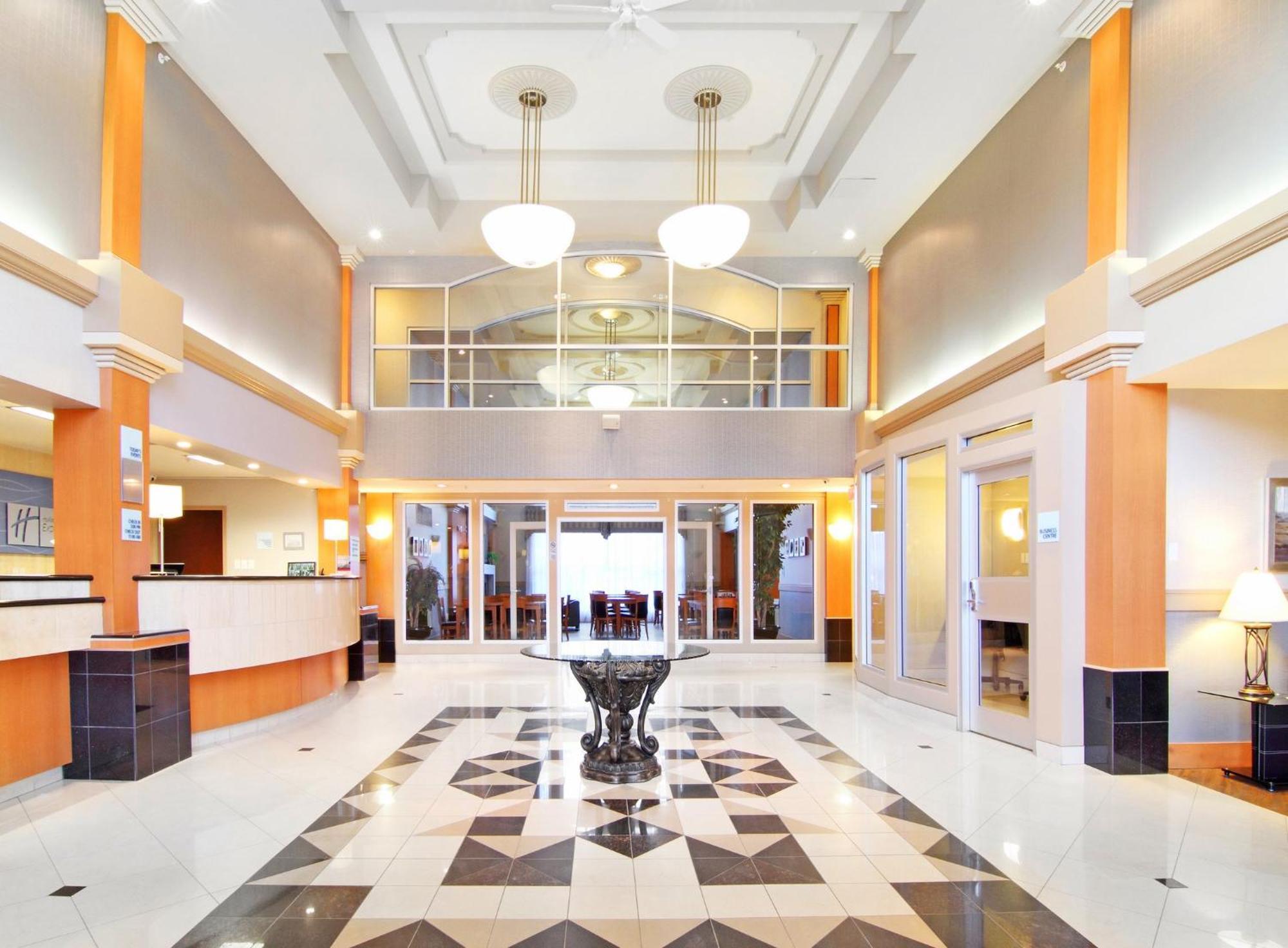 Holiday Inn Express Calgary South By Ihg Bagian luar foto
