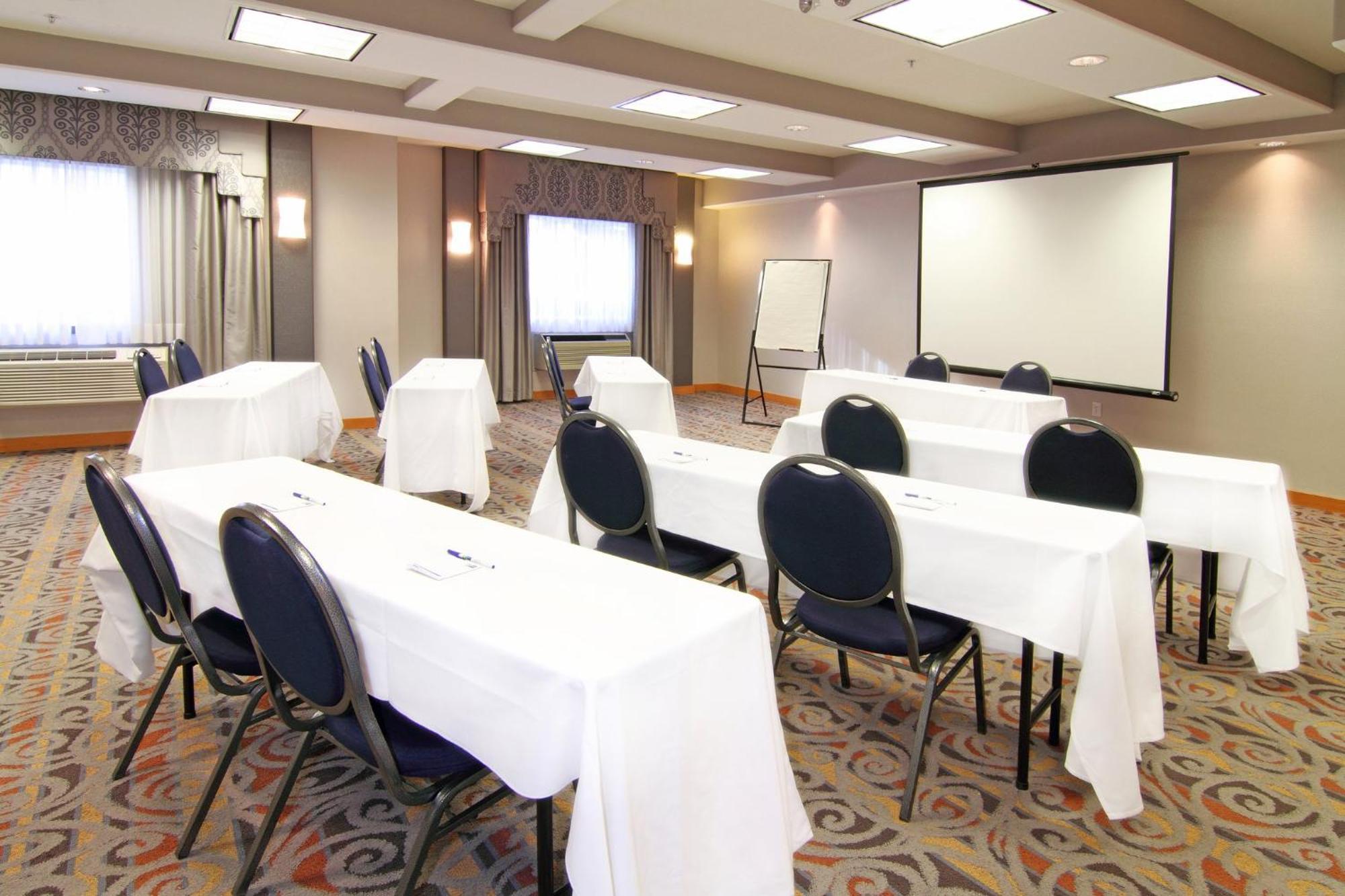Holiday Inn Express Calgary South By Ihg Bagian luar foto