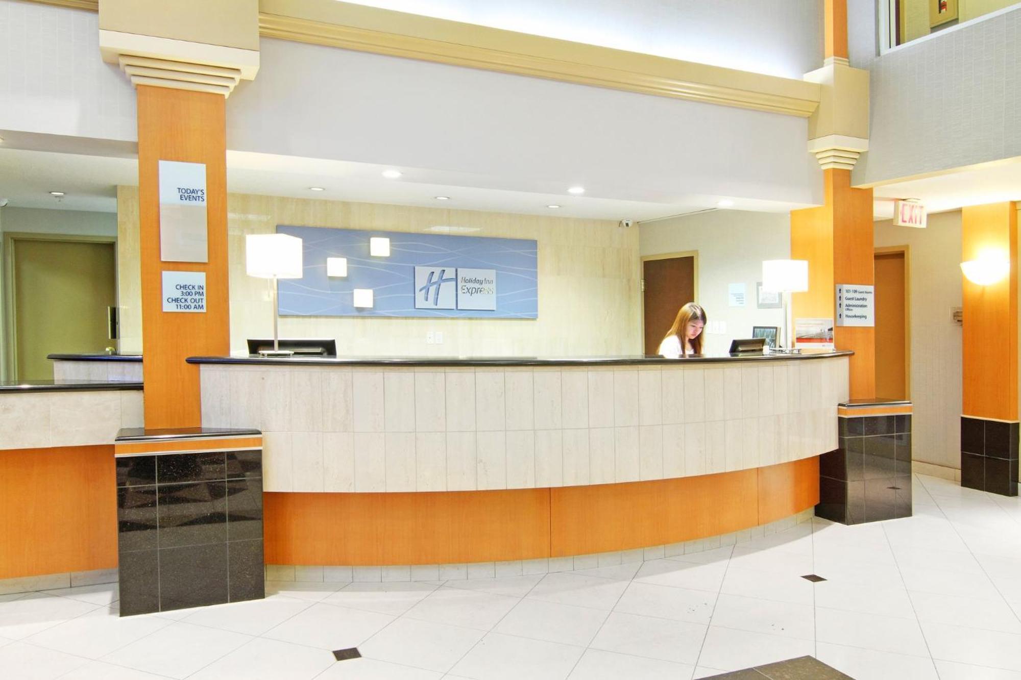 Holiday Inn Express Calgary South By Ihg Bagian luar foto