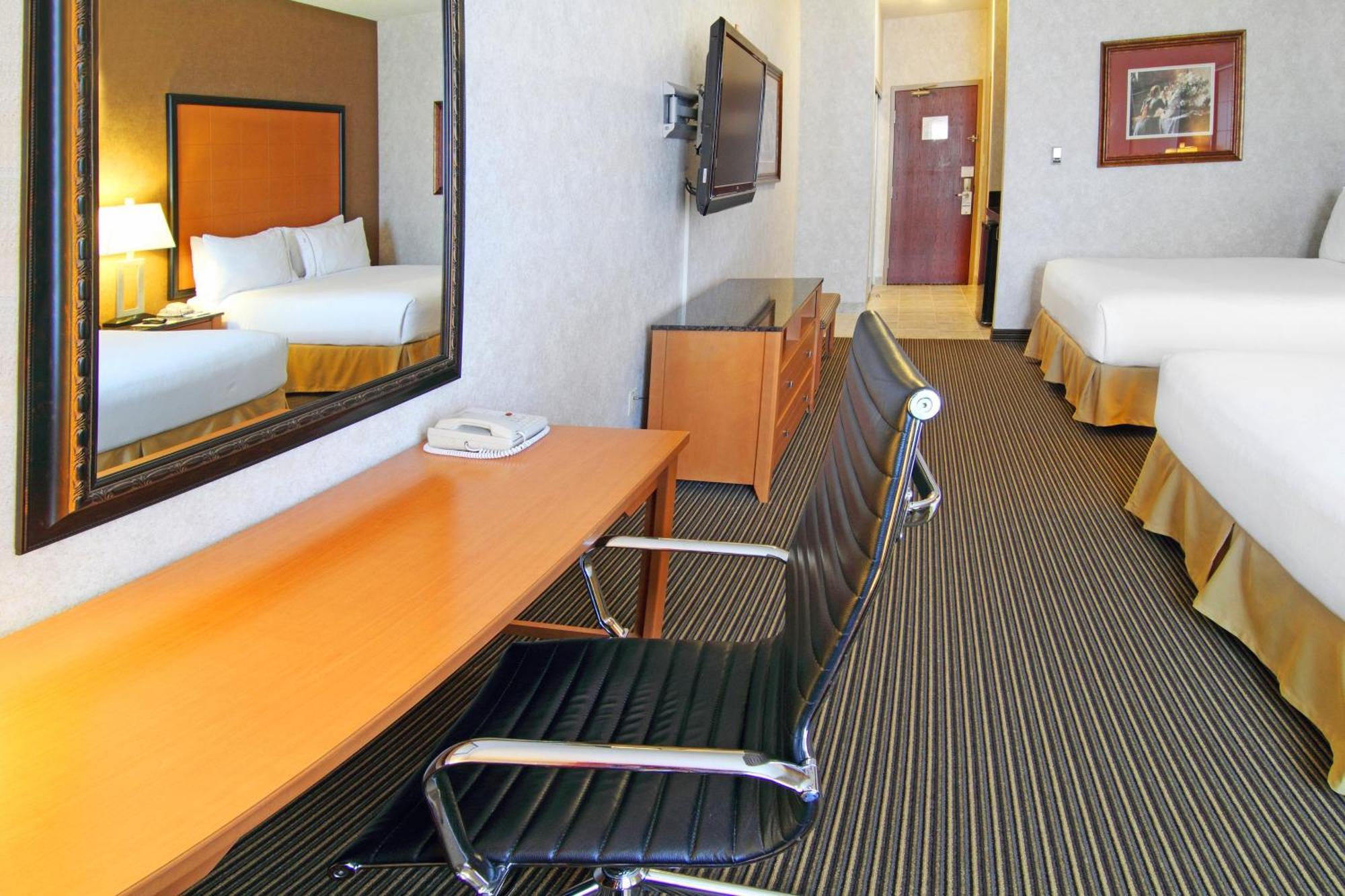 Holiday Inn Express Calgary South By Ihg Bagian luar foto