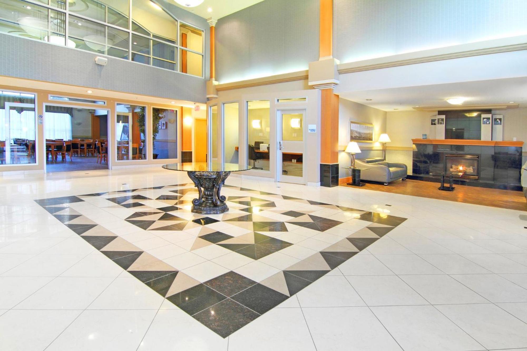 Holiday Inn Express Calgary South By Ihg Bagian luar foto