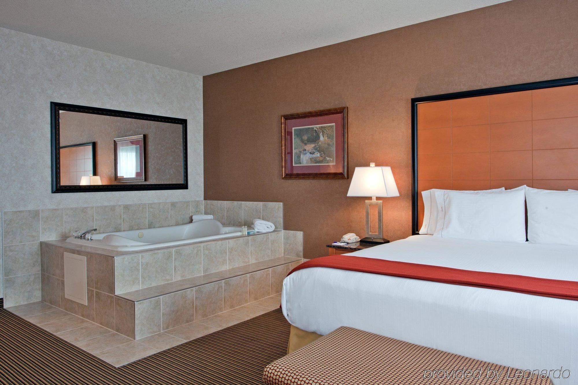 Holiday Inn Express Calgary South By Ihg Bagian luar foto