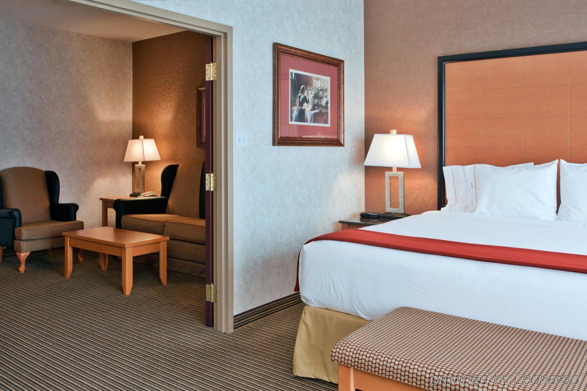 Holiday Inn Express Calgary South By Ihg Bagian luar foto