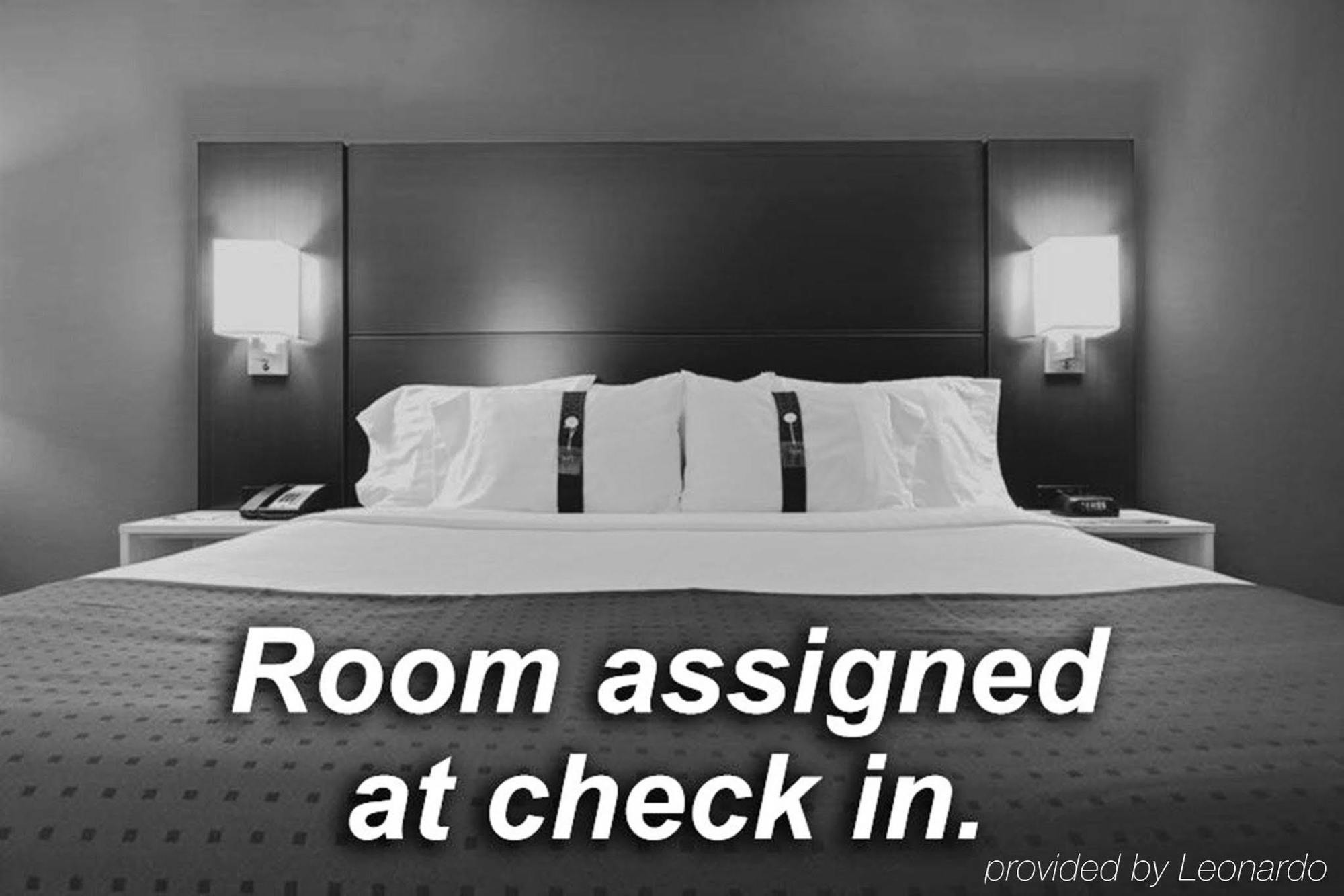 Holiday Inn Express Calgary South By Ihg Bagian luar foto
