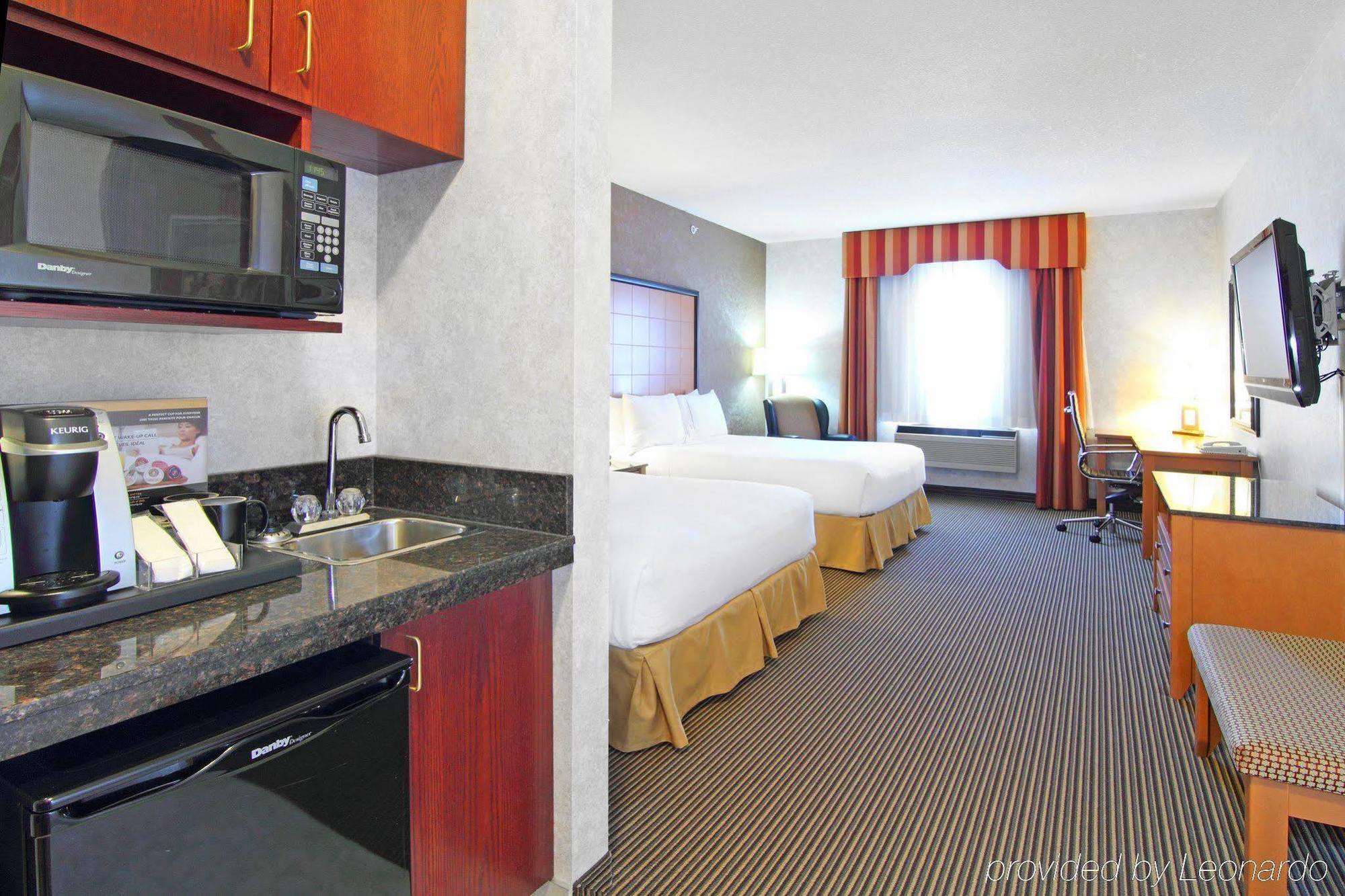 Holiday Inn Express Calgary South By Ihg Bagian luar foto
