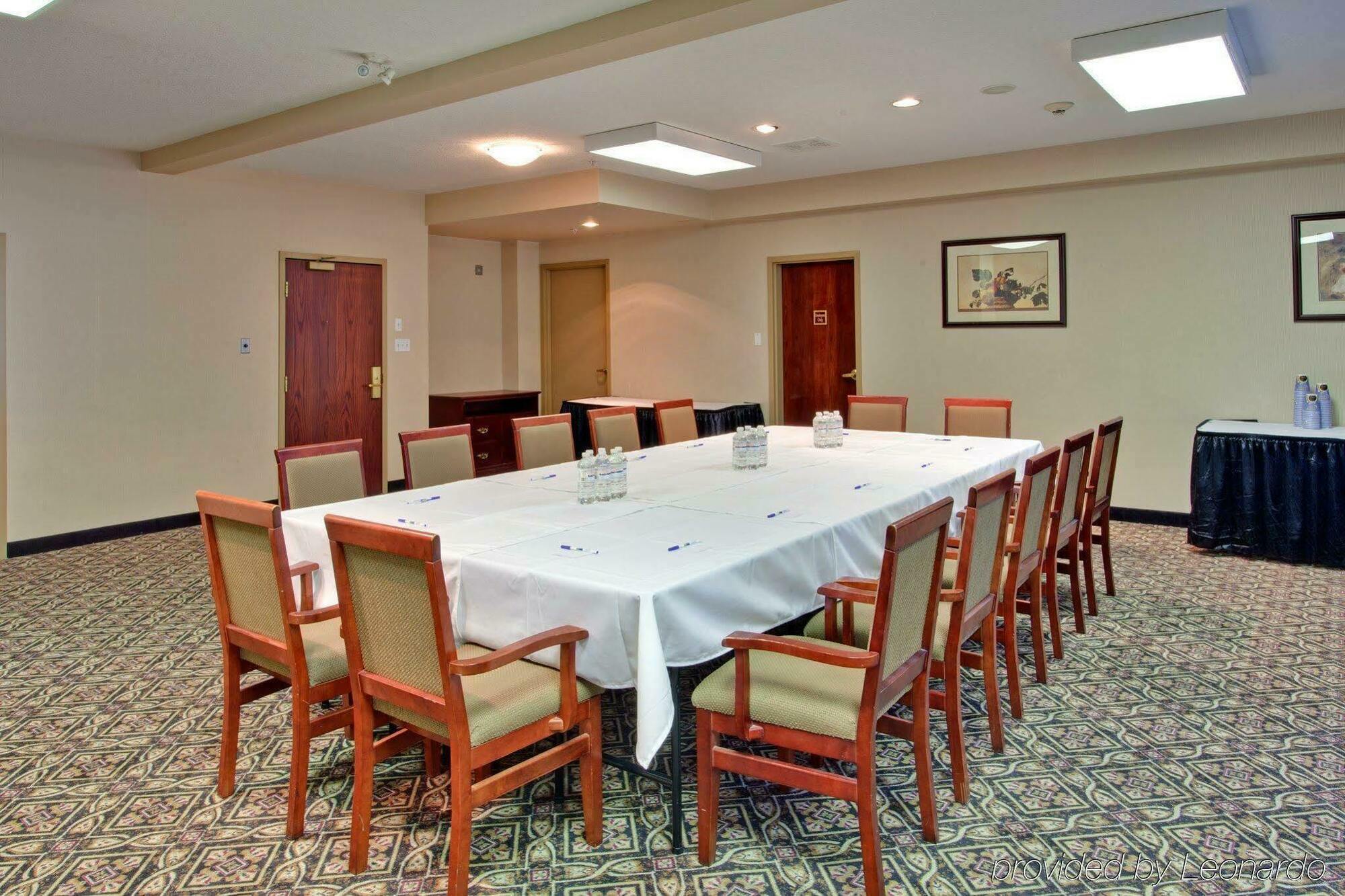 Holiday Inn Express Calgary South By Ihg Bagian luar foto