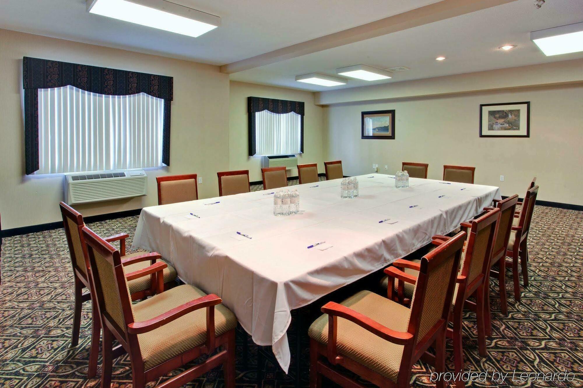 Holiday Inn Express Calgary South By Ihg Bagian luar foto