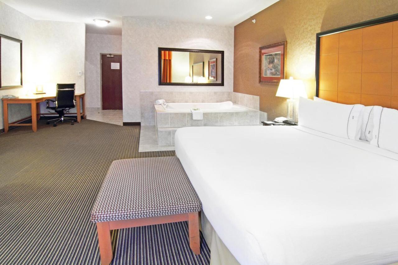 Holiday Inn Express Calgary South By Ihg Bagian luar foto