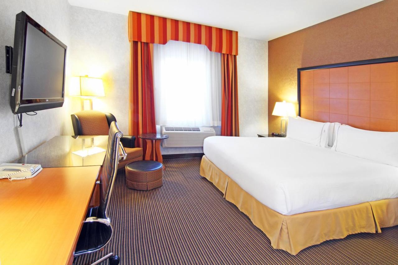 Holiday Inn Express Calgary South By Ihg Bagian luar foto