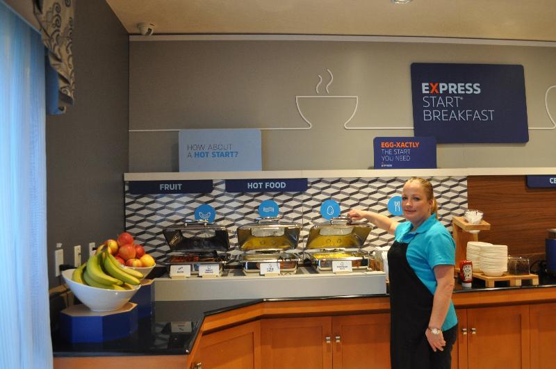Holiday Inn Express Calgary South By Ihg Bagian luar foto