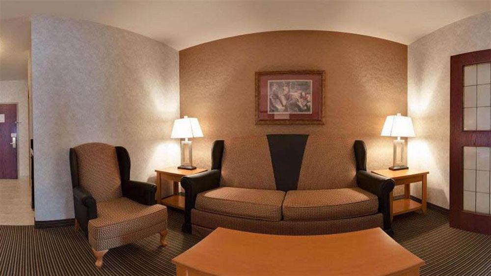 Holiday Inn Express Calgary South By Ihg Bagian luar foto